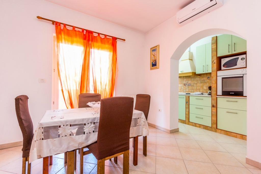 Apartment Mirjana Pula Bilik gambar
